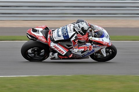 Checa gewinnt erstes Rennen : Ungefährdeter Sieg für Spanier