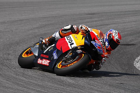 Stoner trotz Sturz an der Spitze: Rossi im Regen auf Platz drei