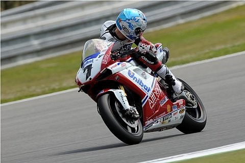 Checa sichert die Pole in Deutschland: Biaggi kämpt sich durch