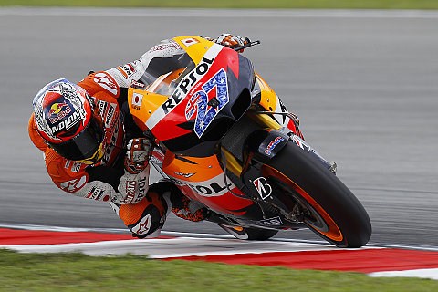Stoner führt erstes Valencia-Training an: Feuchte Strecke liefert Überraschungen