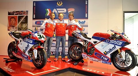 Checa und Giugliano enthüllen Ducati 1198: Althea Racing stellt sich für 2012 vor