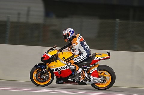 Stoner behält in Katar die Spitze: Yamaha macht weiter Druck