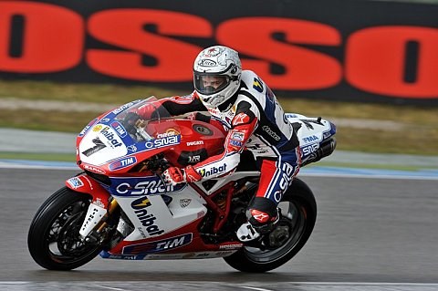 Checa holt den Sieg im ersten Miller-Rennen: Melandri und Biaggi mit auf dem Podium