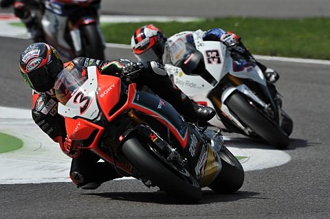 Biaggi baut Führung mit Doppelsieg aus: Checa stürzt aus dem Rennen