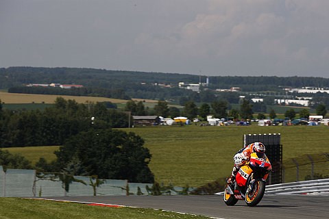 Stoner holt nasse Sachsenring-Pole: Bradl fährt in Reihe zwei