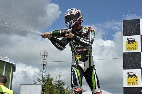 Baz gewinnt erstes Rennen in Silverstone: Fabrizio und Badovini auf dem Treppchen