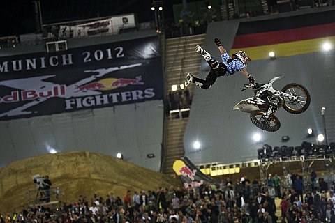 NIGHT of the JUMPs Guangzhou 2012: Die Freestyle Motocross WM erobert das Land der aufgehenden Sonne