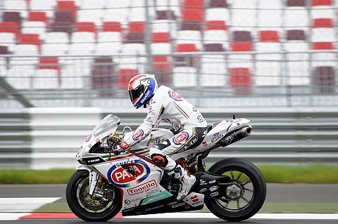 Guintoli feiert Heimsieg: Biaggis Führung schmilzt im Regen