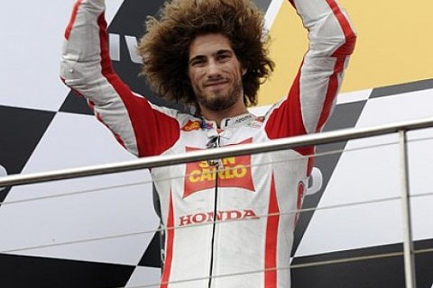 Ehrungen für Simoncelli in Sepang: Pokal und Plakette mit seinem Namen