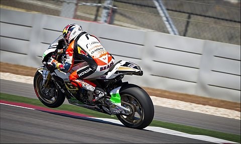 Lorenzo fährt Regen-Bestzeit: Bradl stürzt