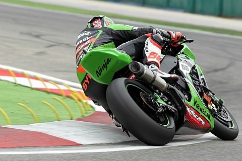 Sykes schließt mit Sieg auf Guintoli auf: Giugliano und Laverty auf dem Podest