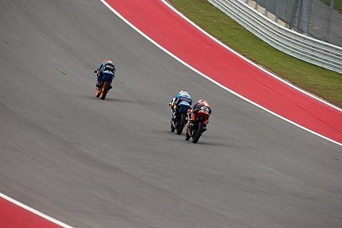 Erste Bestzeit geht an Salom: Deutsche Fahrer liegen zurück