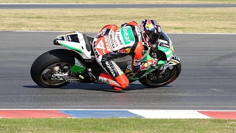 Bradl mit sensationeller Bestzeit: Lorenzo fliegt erneut heftig ab