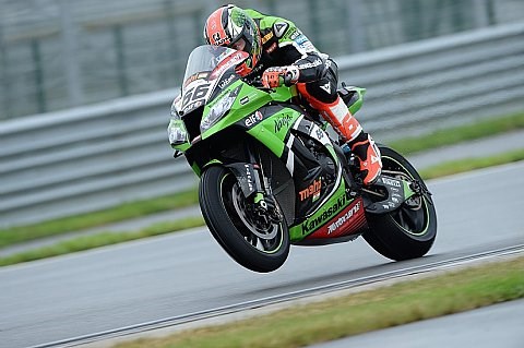 Sykes führt in die Superpole: Camier und Guintoli in den Top-3