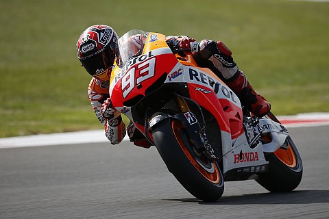 Marquez trotz hetfigem Sturz im Warm-Up voran: Mögliche Schulterverletzung