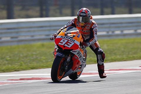 Marquez fährt Bestzeit und stürzt: Marquez muss das Motorrad wechseln