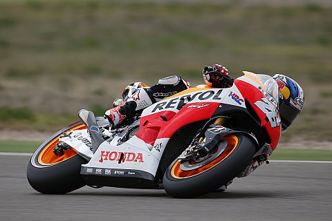 Pedrosa fährt mit starken Schmerzen: Marquez eine halbe Sekunde zurück