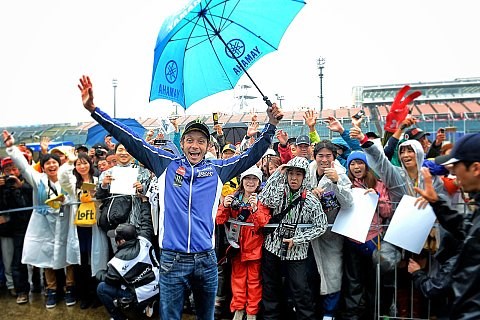 Das Warten auf ein erstes Training: Nach Nebel und Erdbeben kommt der Regen