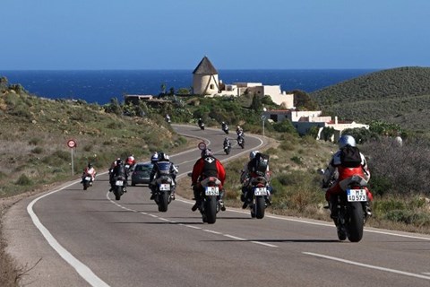 Sonnige Kurven mit BMW