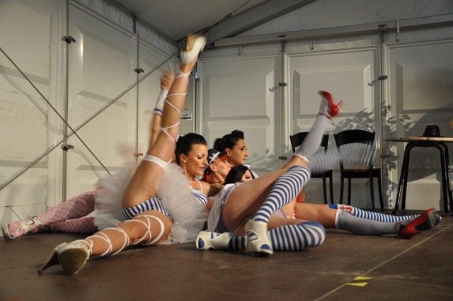 Rus shox qizlar jinsiy aloqa Doggy uslubidagi külotli qizning porno fotosurati