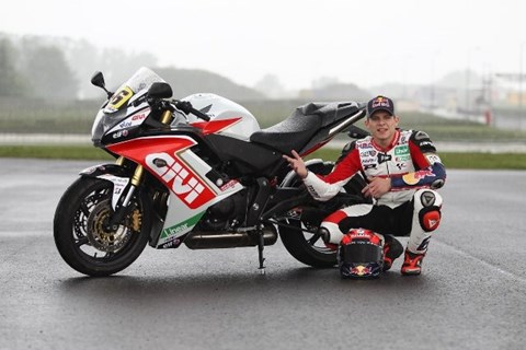 Bradl gibt Autogramme