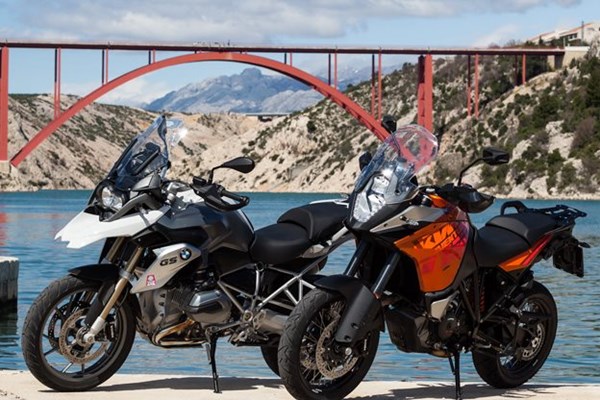 Adventure vs. GS Duell