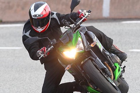 Suzuki GSR750 gegen Kawasaki Z800 Suzuki GSR750 gegen Kawasaki Z800