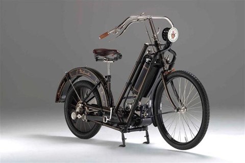 Erstes Serienmotorrad