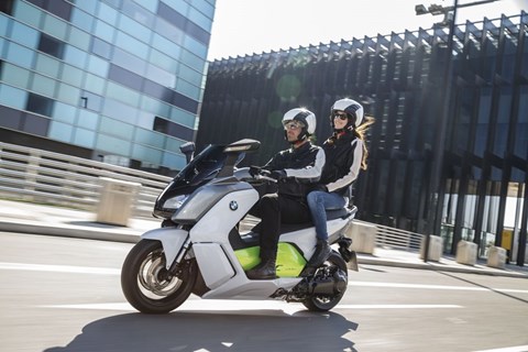 BMW Motorrad bietet Citytouren durch Berlin