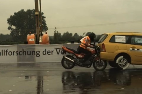 Motorrad Unfallstudie mit Crashtest