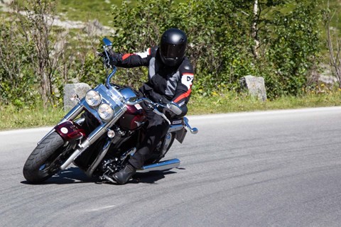 Ducati Diavel und Triumph Thunderbird Commander in den Alpen