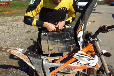 Akkuwechsel KTM Freeride E Akkuwechsel KTM Freeride E