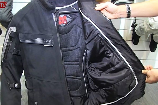 iXS präsentiert die neue ganzjahres Textiljacke Clermont