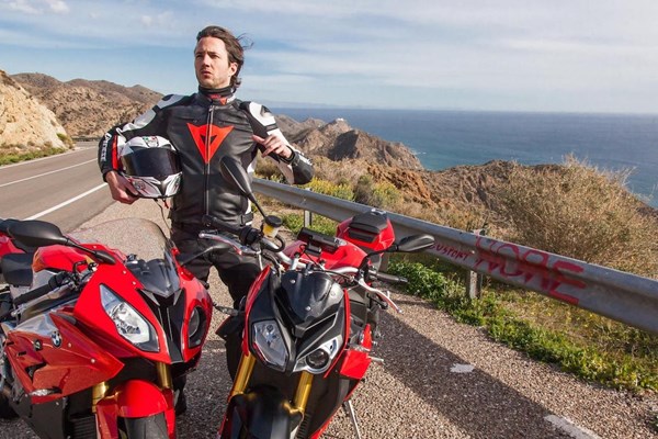 BMW S 1000 R vs. BMW S 1000 RR BMW S 1000 R vs. BMW S 1000 RR