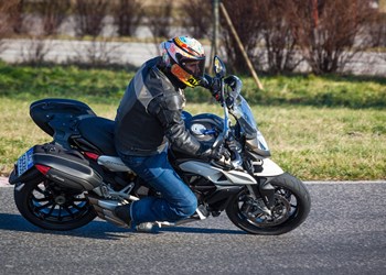 MV Agusta Stradale 800 2015 Test