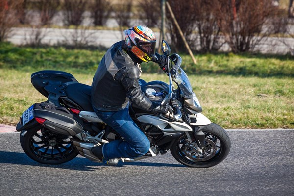 MV Agusta Stradale 800 2015 Test