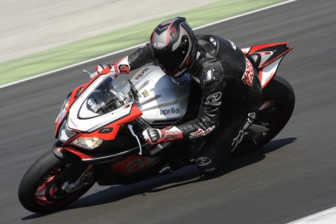 Aprilia RSV4 2015 Test