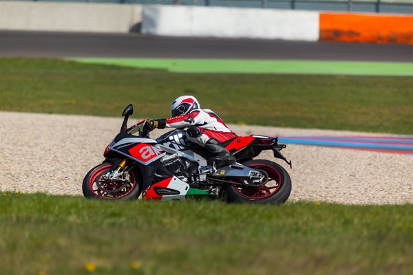 Aprilia RSV4 RF im 1000er Vergleich