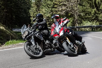 Triumph Tiger 800 XRx vs. Yamaha MT-09 Tracer 2015 Triumph Tiger 800 XRx vs. Yamaha MT-09 Tracer 2015