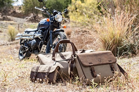 Triumph bringt neue „40s Shirts“-Collection und Taschen-Trio