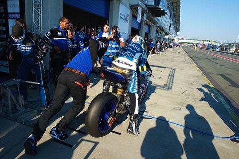 Yamaha R1 siegt bei den 8 Stunden von Oschersleben 2015