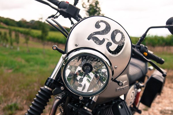 Moto Guzzi V7 II Scrambler Test 2015
