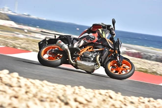 KTM 690 Duke und 690 Duke R Test 2016 KTM 690 Duke und 690 Duke R Test 2016