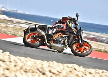KTM 690 Duke und 690 Duke R Test 2016 KTM 690 Duke und 690 Duke R Test 2016