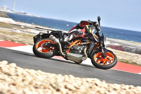 KTM 690 Duke und 690 Duke R Test 2016 KTM 690 Duke und 690 Duke R Test 2016