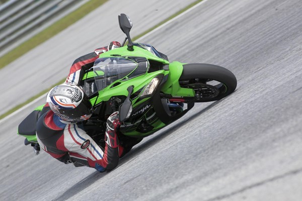 Kawasaki Ninja ZX-10R 2016 Test