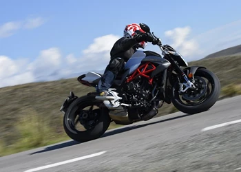 MV Agusta Brutale 800 Test MV Agusta Brutale 800 Test