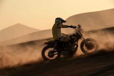 Yamaha SR400 Flat Track School