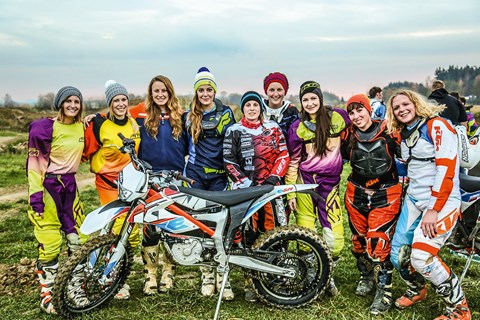 Offroad-Mädels erobern MX Track auf der KTM Freeride E-XC