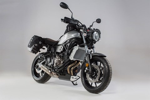 Yamaha XSR700 mit Gepäck im Retro-Look von SW-MOTECH